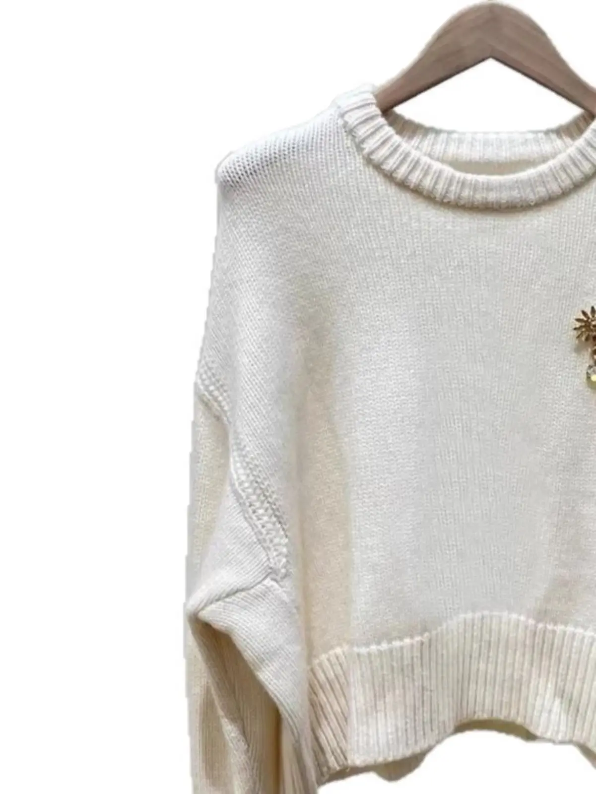 Spring Women O-Neck Spliced 3D Brooch Drop Shoulder Long Sleeve Knit Pullover Loose Casual Fashion Short Sweater
Spring Women O-Neck Spliced 3D Brooch Drop Shoulder Long Sleeve Knit Pullover Loose Casual Fashion Short Sweater