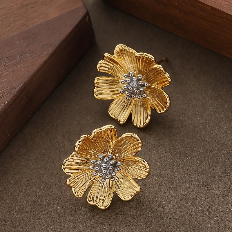 Stylish, exquisite, sweet, simple, three-dimensional flower stud earrings, versatile, light, luxurious and high-end earrings
Stylish, exquisite, sweet, simple, three-dimensional flower stud earrings, versatile, light, luxurious and high-end earrings