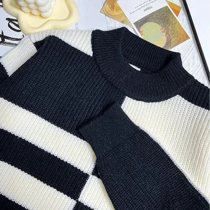New Thickened Winter Round Neck New Sweater with Contrasting Color Base Knit Sweater, Loose High Neck Casual Warmth for Men
New Thickened Winter Round Neck New Sweater with Contrasting Color Base Knit Sweater, Loose High Neck Casual Warmth for Men