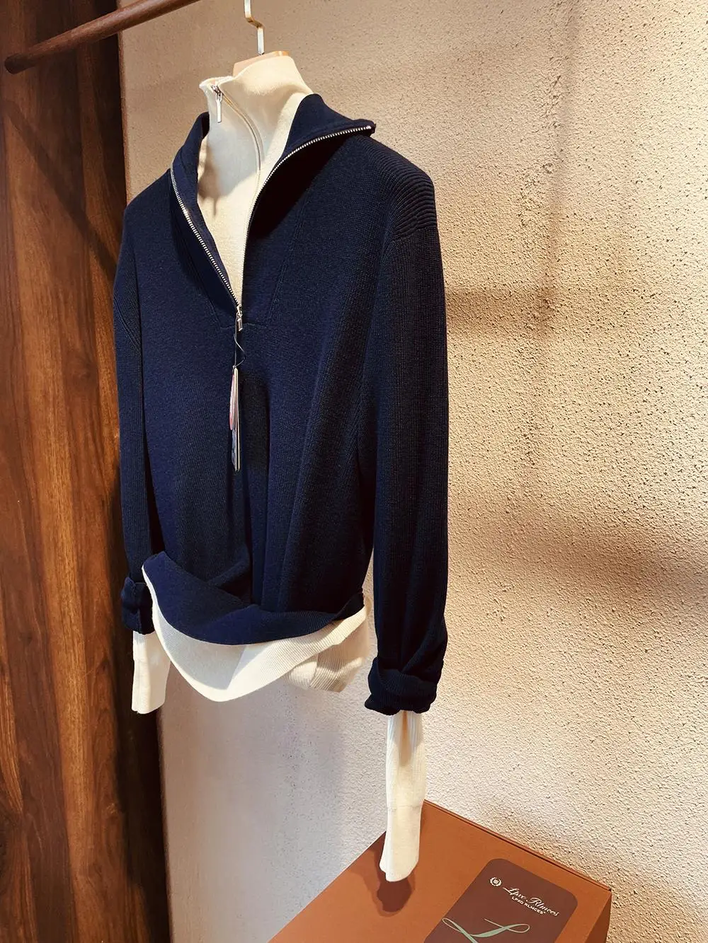 Men's Wool Silk Blend Knitted Sweater Zipper High Collar Windproof Warm Autumn Winter Faion Youthful Color
Men's Wool Silk Blend Knitted Sweater Zipper High Collar Windproof Warm Autumn Winter Faion Youthful Color