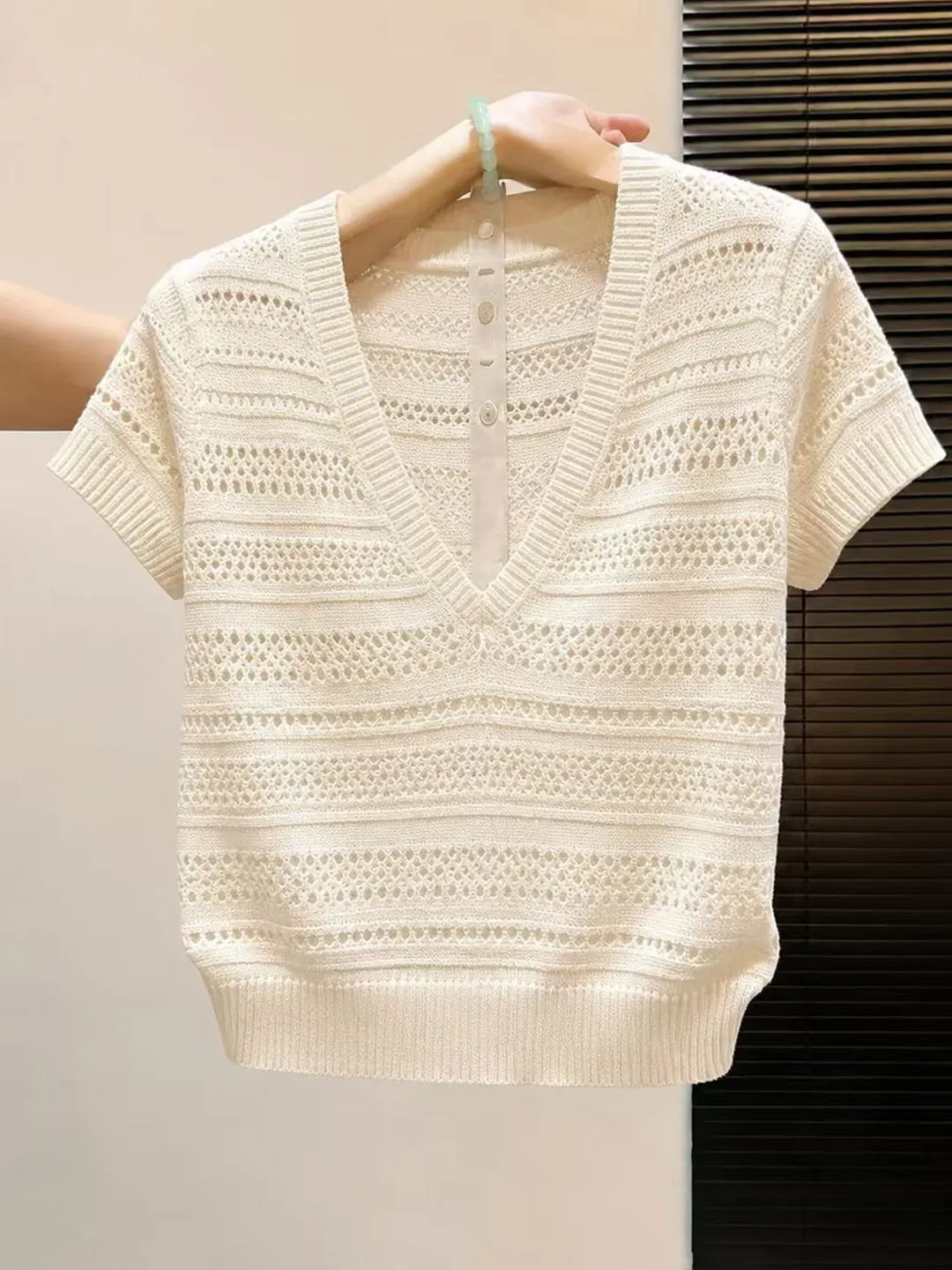 Korean Style Commuter V-Neck Hollow Ice Silk Short Sleeve Knitted Shirt Loose Lazy Style Top Women Summer 2026 Fashion
Korean Style Commuter V-Neck Hollow Ice Silk Short Sleeve Knitted Shirt Loose Lazy Style Top Women Summer 2026 Fashion