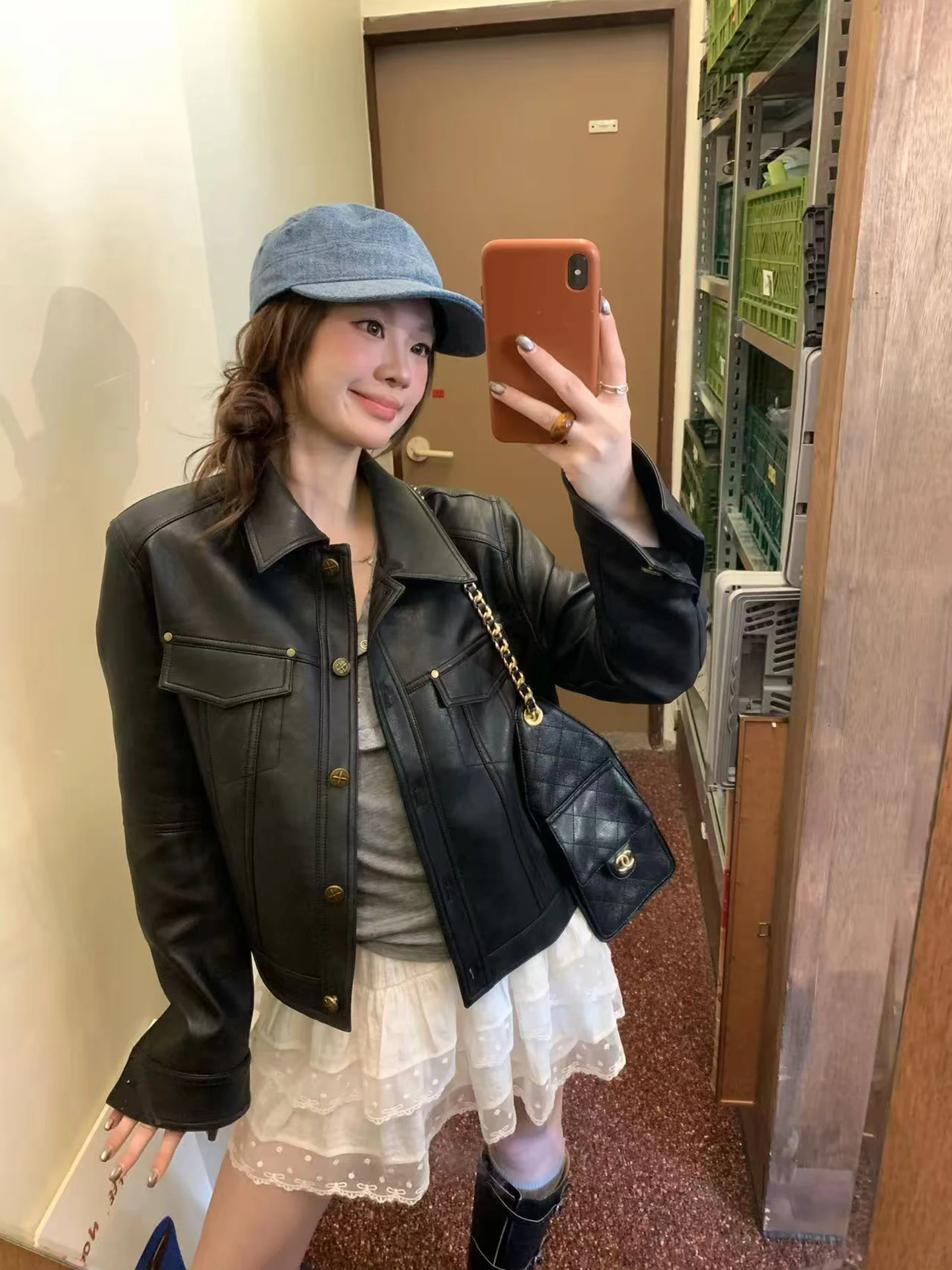 Женская приталенная куртка-косуха из искусственной кожи с воротником-стойкой, черная, прямого кроя, с длинными рукавами
Женская приталенная куртка-косуха из искусственной кожи с воротником-стойкой, черная, прямого кроя, с длинными рукавами