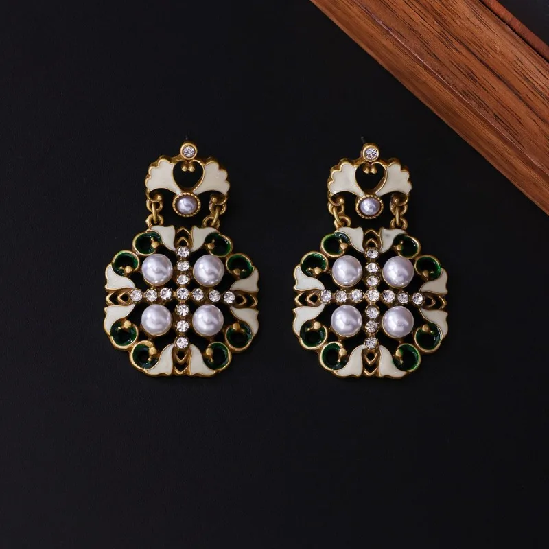 Серьги-гвоздики в стиле ретро с эмалью и полым узором, винтажные, в средневековом стиле, с имитацией бриллиантов, нишевая мода, элегантность
Серьги-гвоздики в стиле ретро с эмалью и полым узором, винтажные, в средневековом стиле, с имитацией бриллиантов, нишевая мода, элегантность