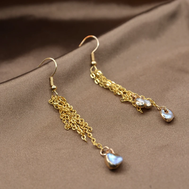 2025 new chain versatile simple creative niche pearl women's earrings suitable for daily birthday party gifts 
2025 new chain versatile simple creative niche pearl women's earrings suitable for daily birthday party gifts