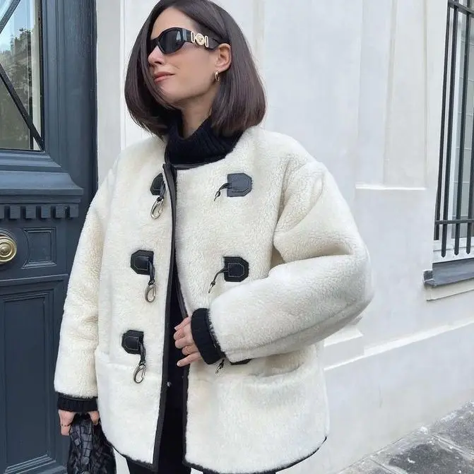 European and American women's clothing, new fashion cashmere women's metal lock design cardigan jacket in autumn and winter 2023
European and American women's clothing, new fashion cashmere women's metal lock design cardigan jacket in autumn and winter 2023