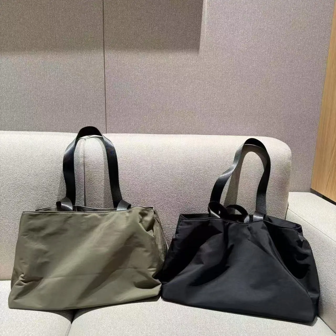 Large Capaci Canvas Tote Bag Travel Handbag Simple Waterproof Lightweight Lage Bag Women's Mom Bag Nylon Material
Large Capaci Canvas Tote Bag Travel Handbag Simple Waterproof Lightweight Lage Bag Women's Mom Bag Nylon Material