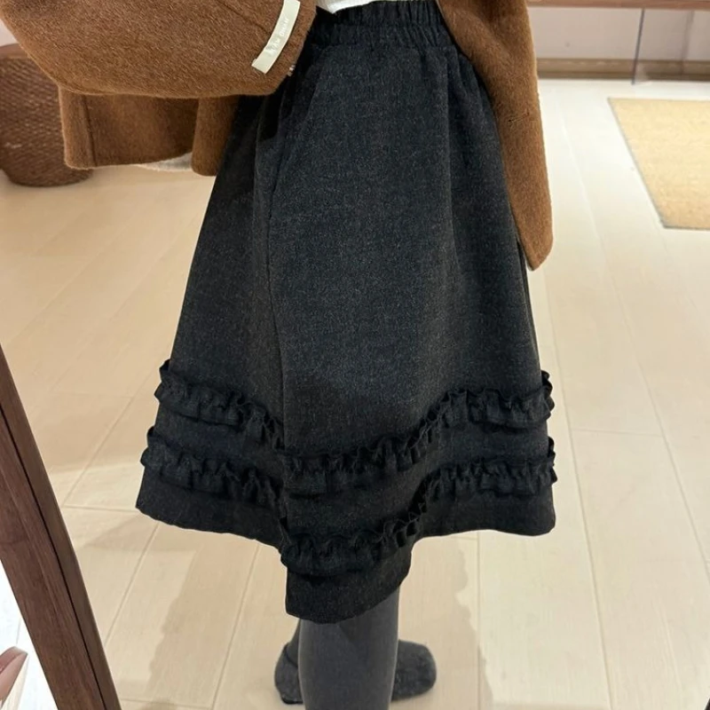 Дизайн для осени и зимы: новая юбка-миди с высокой талией, придающая стройность.
Дизайн для осени и зимы: новая юбка-миди с высокой талией, придающая стройность.