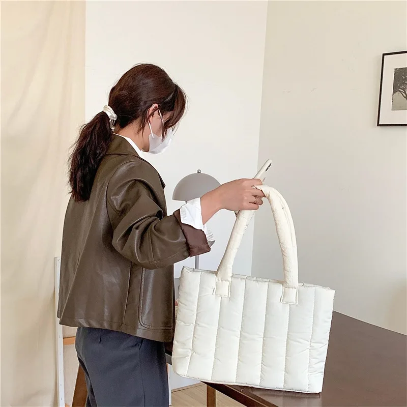 women tote bag , large capacity shoulder bag for autumn and winter, casual down handbag
women tote bag , large capacity shoulder bag for autumn and winter, casual down handbag