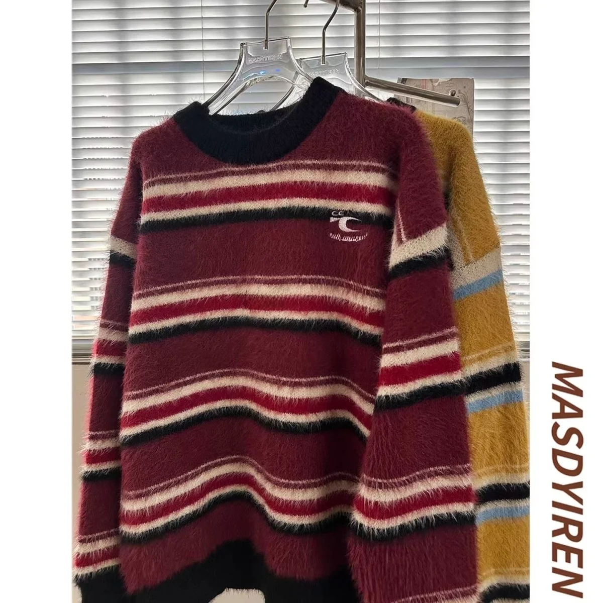 Осенне-зимний новый модный вязаный свитер оверсайз с вышивкой и полосками, свободного кроя, с круглым вырезом, в стиле Lazy Sle
Осенне-зимний новый модный вязаный свитер оверсайз с вышивкой и полосками, свободного кроя, с круглым вырезом, в стиле Lazy Sle