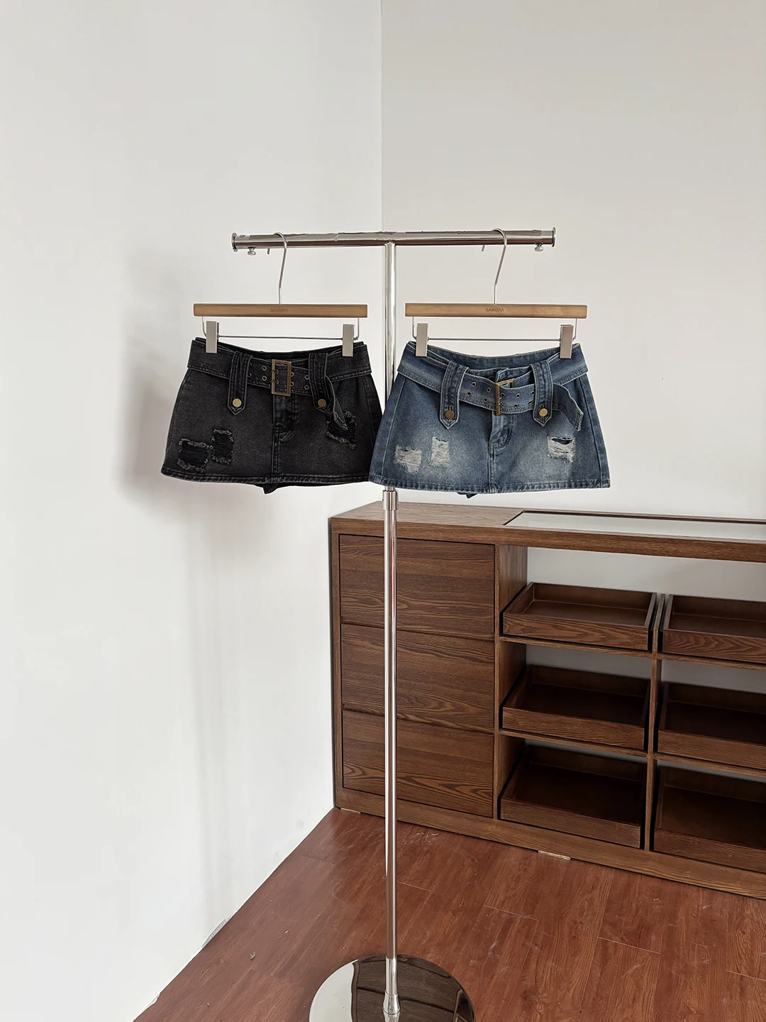 High Waist A-Line Denim Skirt Women's Summer Vintage Hole Design Sensation Short Skirt Belt Decoration
High Waist A-Line Denim Skirt Women's Summer Vintage Hole Design Sensation Short Skirt Belt Decoration