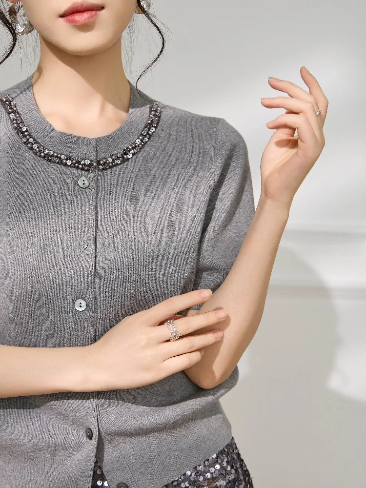 Plum Jan Grey Commute Style round Neck Button Detail Knitted Cardigan Short Sleeve Slim Fit Women's Fashion Korean Version
Plum Jan Grey Commute Style round Neck Button Detail Knitted Cardigan Short Sleeve Slim Fit Women's Fashion Korean Version