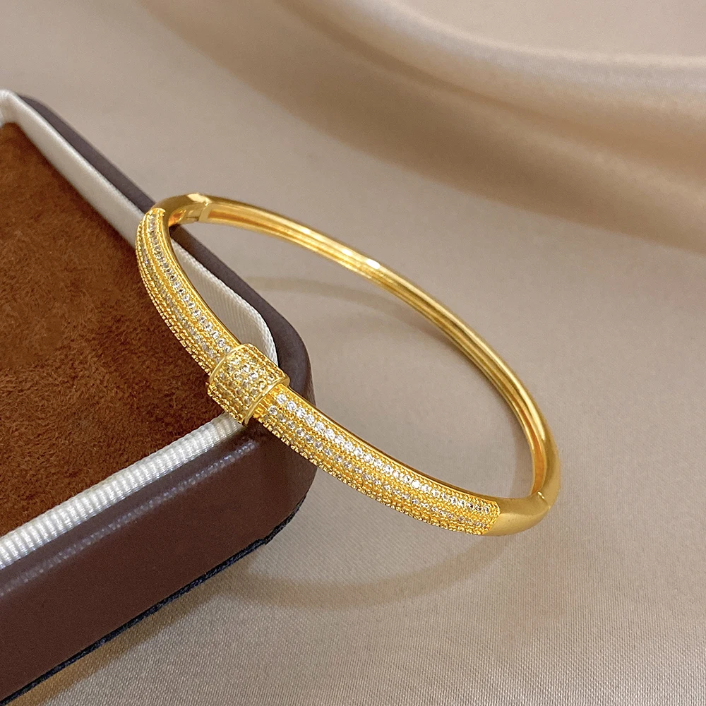 Freetry Simple Geometric Rhinestone Inlaid Copper Bangle for Women Shiny Gold Plated Waterproof Spring Bracelet Casual Jewelry
Freetry Simple Geometric Rhinestone Inlaid Copper Bangle for Women Shiny Gold Plated Waterproof Spring Bracelet Casual Jewelry