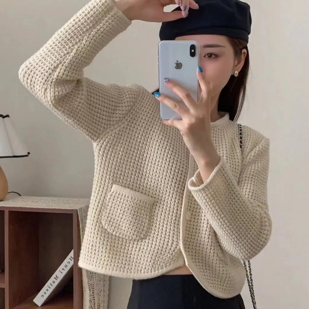 Korean Style Women's Knitted Cardigan Spring Autumn Soft Waxy Solid Color round Neck Short Sweater Jacket with Pocket
Korean Style Women's Knitted Cardigan Spring Autumn Soft Waxy Solid Color round Neck Short Sweater Jacket with Pocket