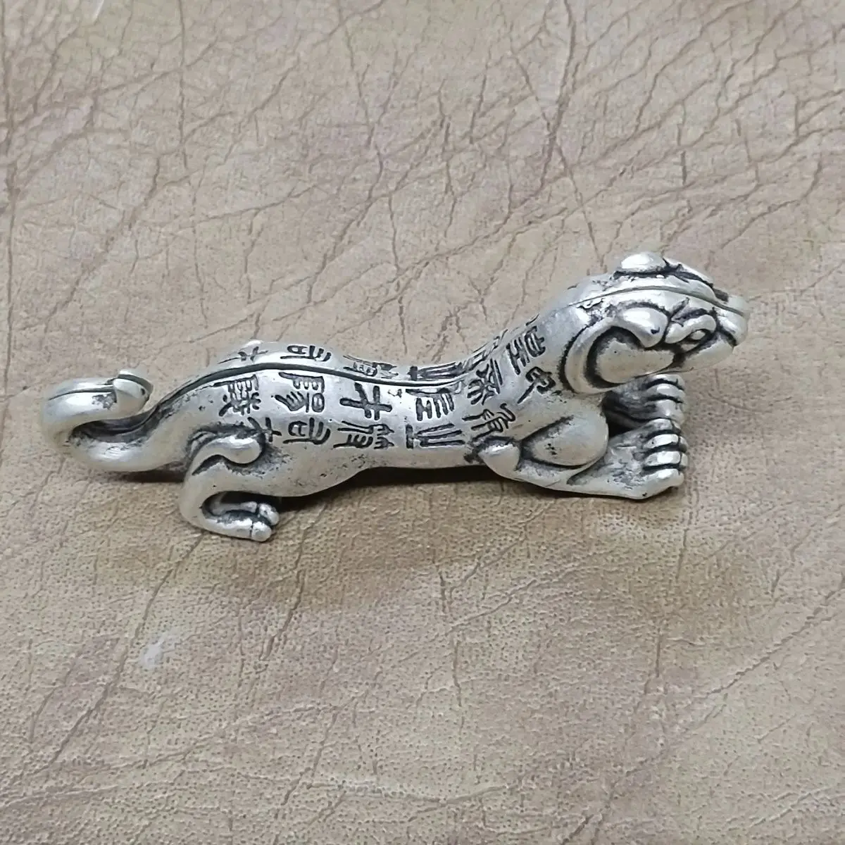 Tiger Talisman Ornament Antique Bronze Solid Ancient Power White Copper Home Remembrance Office Decorative Ruler
Tiger Talisman Ornament Antique Bronze Solid Ancient Power White Copper Home Remembrance Office Decorative Ruler