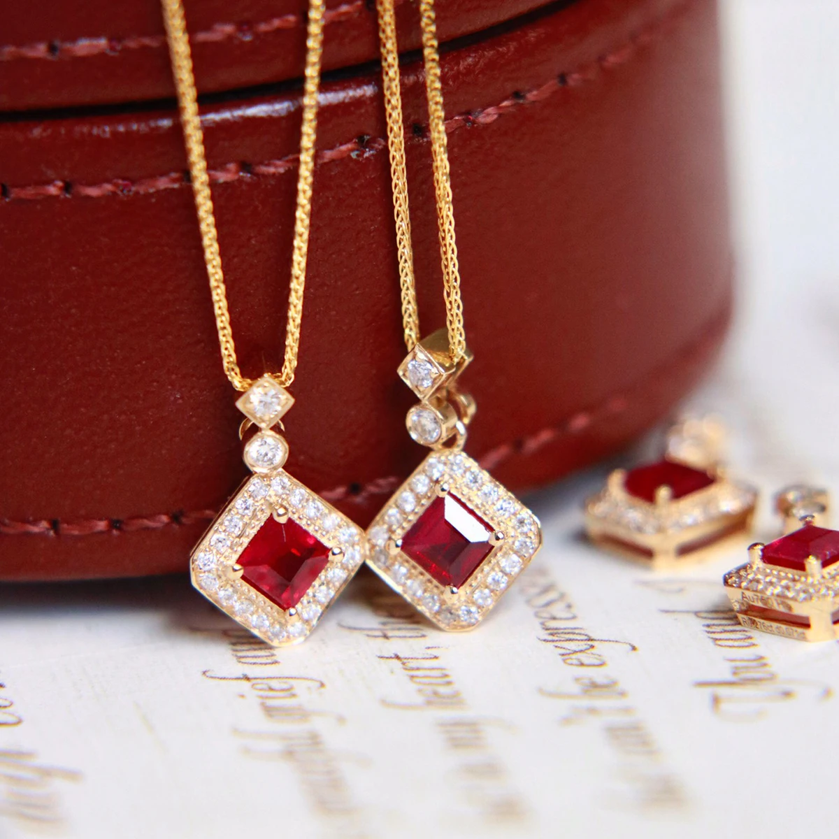 Versatile, elegant and classic red square zircon sterling silver pendant necklace S925 women's necklace anniversary gift
Versatile, elegant and classic red square zircon sterling silver pendant necklace S925 women's necklace anniversary gift