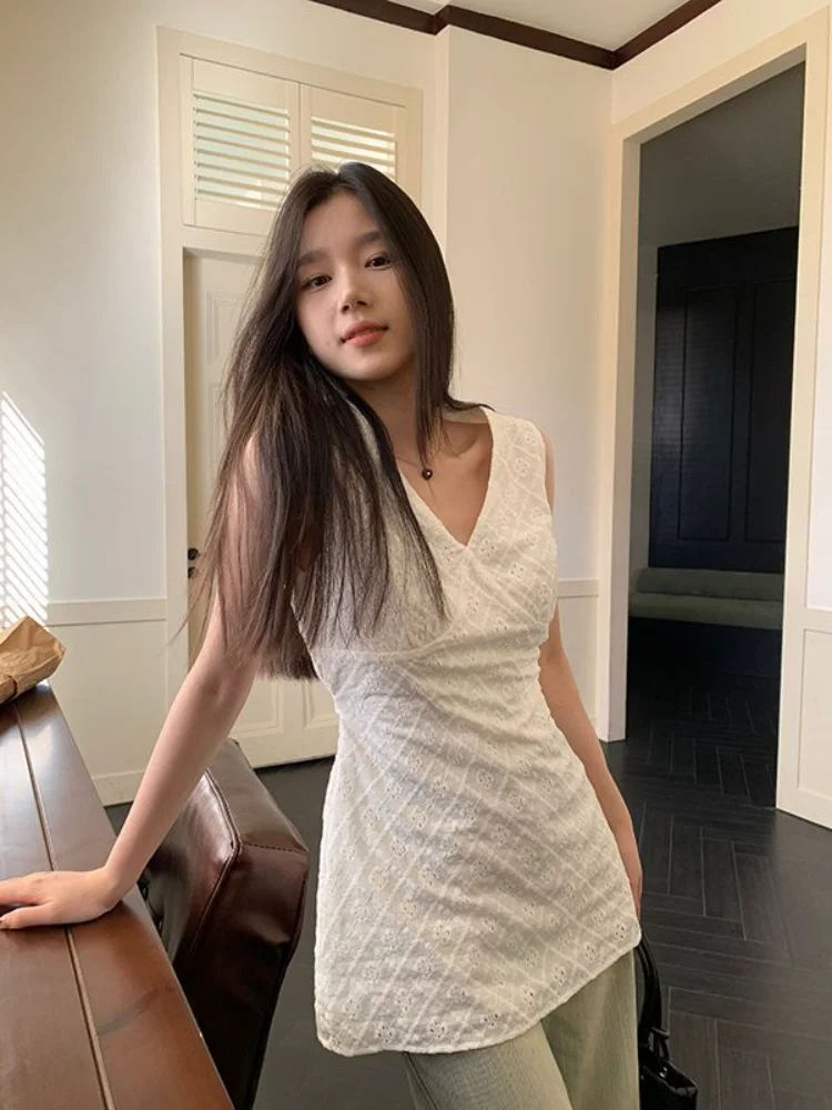 Korean Chic All-match White Tank Top V-neck Embroidery Loose Vest for Women 2025 Summer Slim Waist Sleeveless Tops Mujer
Korean Chic All-match White Tank Top V-neck Embroidery Loose Vest for Women 2025 Summer Slim Waist Sleeveless Tops Mujer
