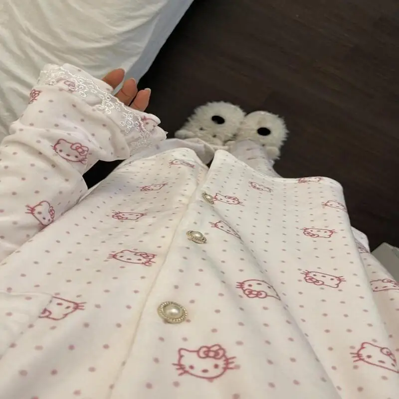 Hello Kitty 2025, новый остров, бархатная пижама с волнистой точкой и котом, женская осенне-зимняя теплая милая домашняя одежда, одинаковые комплекты Sanrio
Hello Kitty 2025, новый остров, бархатная пижама с волнистой точкой и котом, женская осенне-зимняя теплая милая домашняя одежда, одинаковые комплекты Sanrio
