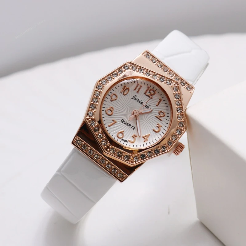 Роскошные женские кварцевые часы, модные женские часы с ремешком из искусственной кожи, студенческие наручные часы со стразами и циферблатом Montre Femmes
Роскошные женские кварцевые часы, модные женские часы с ремешком из искусственной кожи, студенческие наручные часы со стразами и циферблатом Montre Femmes
