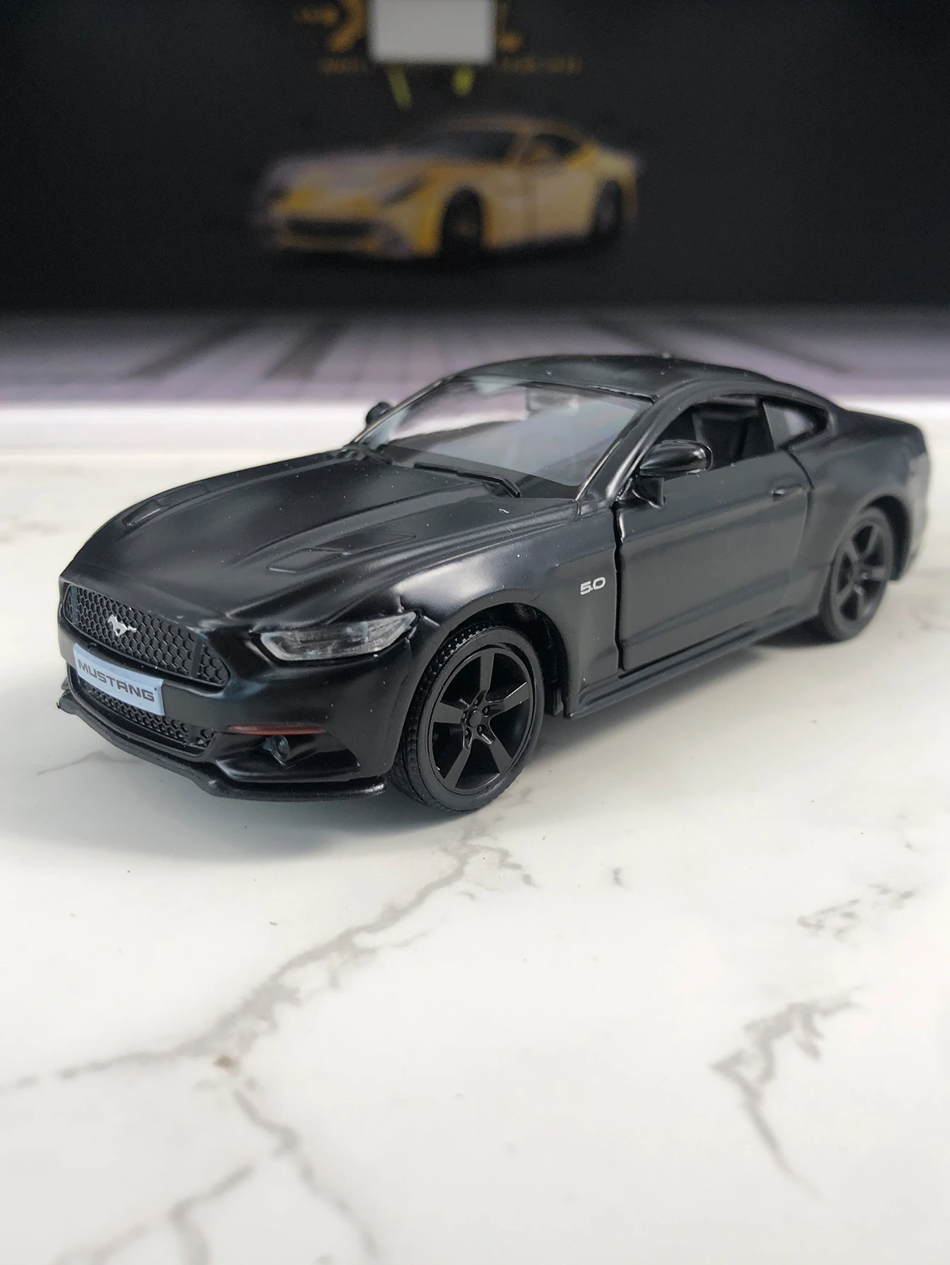 RMZ City 1:36 имитация модели автомобиля Ford Mustang из цинкового сплава, статическое украшение, металлический коллекционный подарочный автомобиль
RMZ City 1:36 имитация модели автомобиля Ford Mustang из цинкового сплава, статическое украшение, металлический коллекционный подарочный автомобиль