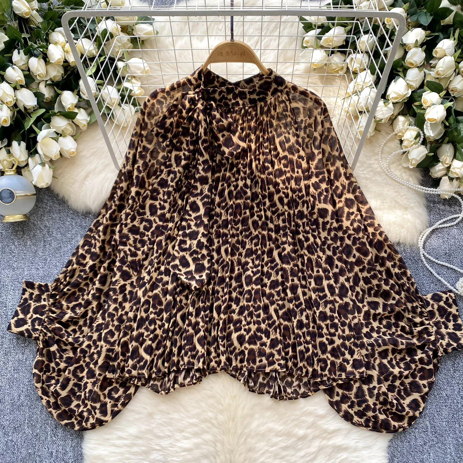 2025 New Spring Leopard Print Blouse Women Bow Neck Long Sleeves Loose Top Korean Style Ins Polka Dot Chiffon Shirt 2024
2025 New Spring Leopard Print Blouse Women Bow Neck Long Sleeves Loose Top Korean Style Ins Polka Dot Chiffon Shirt 2024