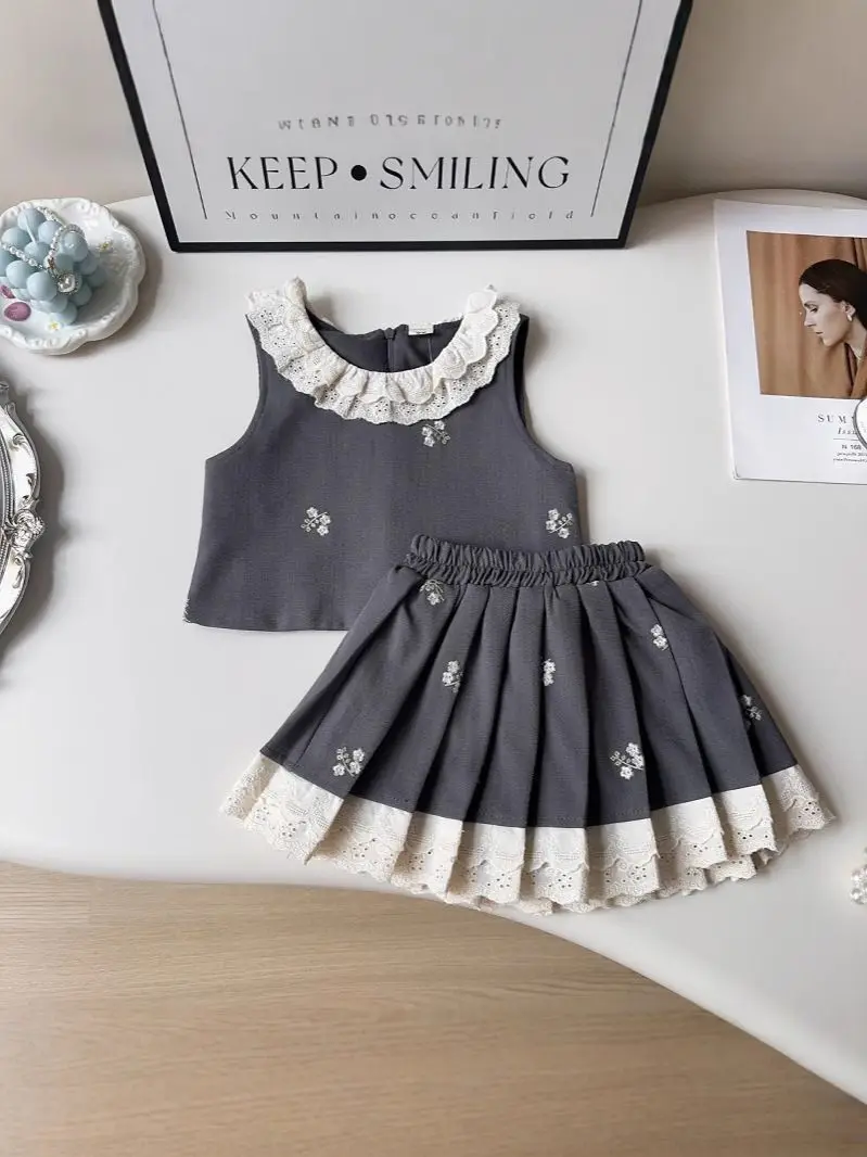 Girls' College Style Suit Spring and Autumn New Children's Embroidered Waistcoat + Pleated Skirt Two-piece Set Girl Clothes
Girls' College Style Suit Spring and Autumn New Children's Embroidered Waistcoat + Pleated Skirt Two-piece Set Girl Clothes