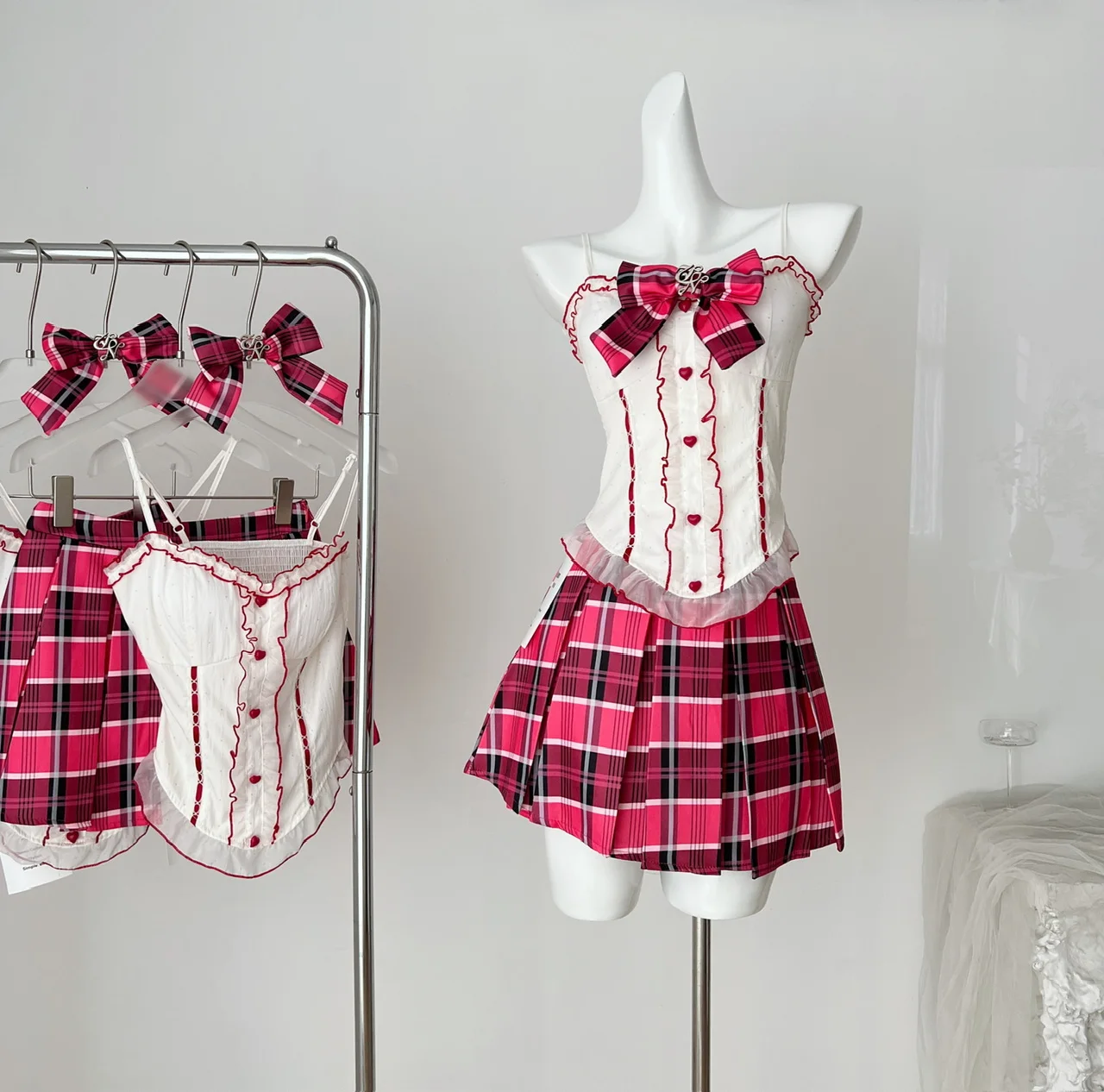 Women College Style Two Piece Set Summer Beige Patchwork Elegant Sleeveless Ruffles Slip Tops + High Waist Red Plaid Short Skirt
Women College Style Two Piece Set Summer Beige Patchwork Elegant Sleeveless Ruffles Slip Tops + High Waist Red Plaid Short Skirt