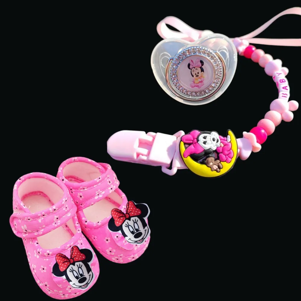 Новая соска для младенцев, специально разработанная для малышей, с блестящим хрустальным колпачком, зажим для соски, обувь для новорожденных, милая детская обувь.
Новая соска для младенцев, специально разработанная для малышей, с блестящим хрустальным колпачком, зажим для соски, обувь для новорожденных, милая детская обувь.