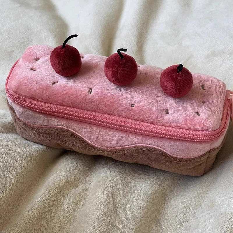 Милая сумка для ручек с вишневым тортом, корейская изысканная большая вместительная студенческая сумка для хранения канцелярских принадлежностей, плюшевая сумка для карандашей, офисные школьные принадлежности
Милая сумка для ручек с вишневым тортом, корейская изысканная большая вместительная студенческая сумка для хранения канцелярских принадлежностей, плюшевая сумка для карандашей, офисные школьные принадлежности