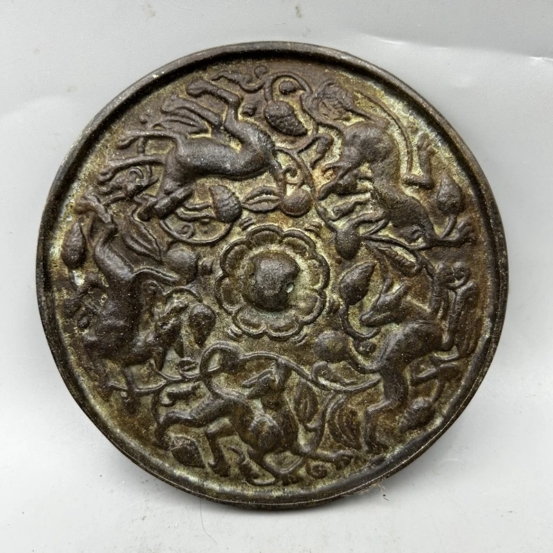 miscellaneous items Tang Dynasty bronze mirror, grape mirror, four beast home craft ornaments, copper ware, single price.
miscellaneous items Tang Dynasty bronze mirror, grape mirror, four beast home craft ornaments, copper ware, single price.