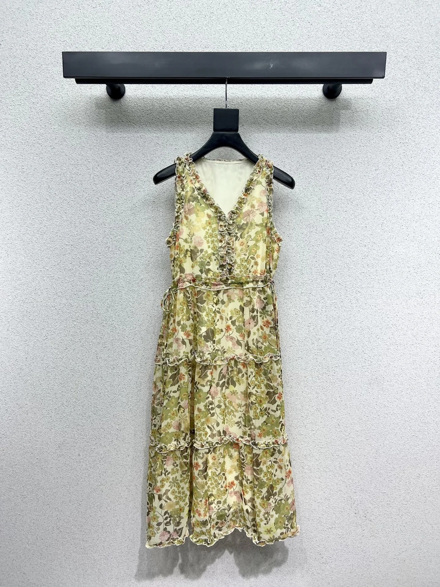 25 women's V-neck black fungus edge vest printed dress Female Clothing Woman Clothes Women's Dress
25 women's V-neck black fungus edge vest printed dress Female Clothing Woman Clothes Women's Dress