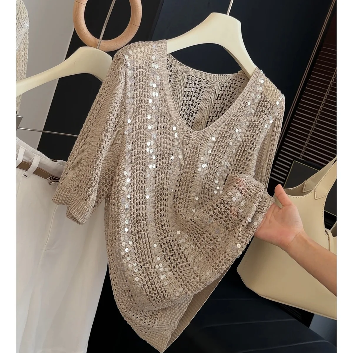 ALPHALMODA New Summer Sweater Tee, Hollow Sequined, V-neck, Short-sleeved Sweater for Women, Loose Fashion Pullovers
ALPHALMODA New Summer Sweater Tee, Hollow Sequined, V-neck, Short-sleeved Sweater for Women, Loose Fashion Pullovers