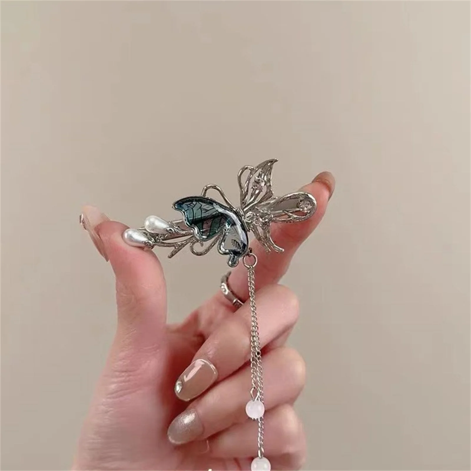Sweet Butterfly Hair Clip Women's Luxury Personality Side Bangs Clamp Hairpins Chain Pendant Pearls Headpieces for Women
Sweet Butterfly Hair Clip Women's Luxury Personality Side Bangs Clamp Hairpins Chain Pendant Pearls Headpieces for Women