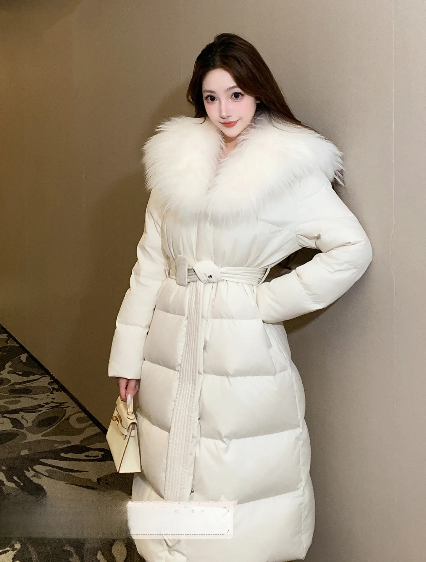 Длинное пальто Ele с поясом, утепленное пухом, с меховым воротником из исландской серии Snow Night, роскошная женская одежда
Длинное пальто Ele с поясом, утепленное пухом, с меховым воротником из исландской серии Snow Night, роскошная женская одежда