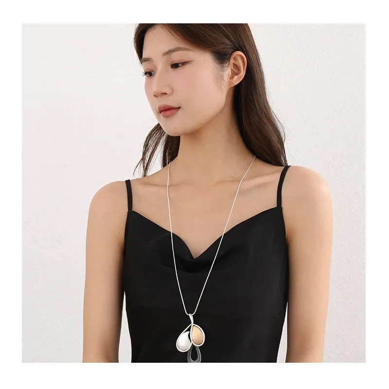 New Pendant Necklace Niche High-end Women's Retro Versatile Sweater Chain Alloy
New Pendant Necklace Niche High-end Women's Retro Versatile Sweater Chain Alloy