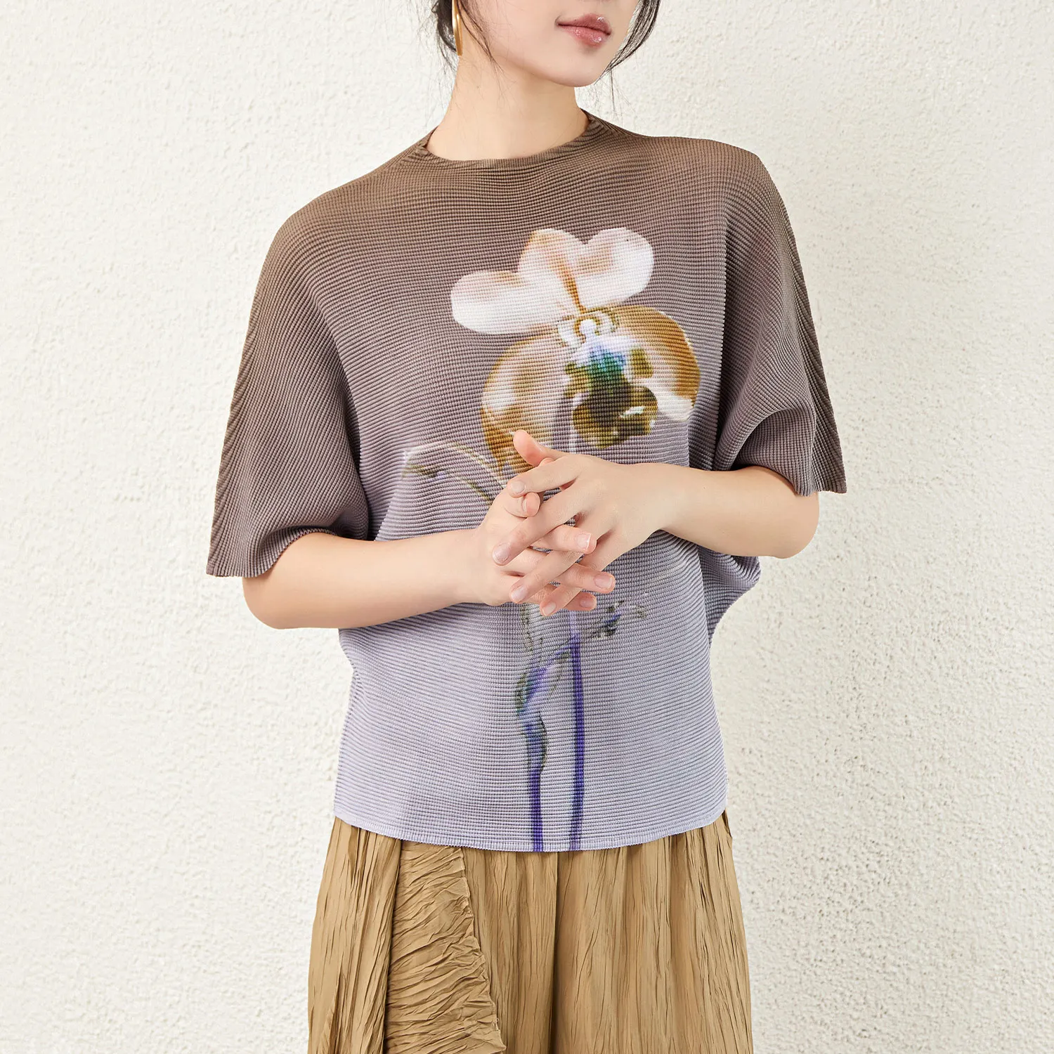 2025 High Quality Miyake Pleated Women's Shirt Stretch Loose Polyester Printed T-Shirt Casual Top
2025 High Quality Miyake Pleated Women's Shirt Stretch Loose Polyester Printed T-Shirt Casual Top