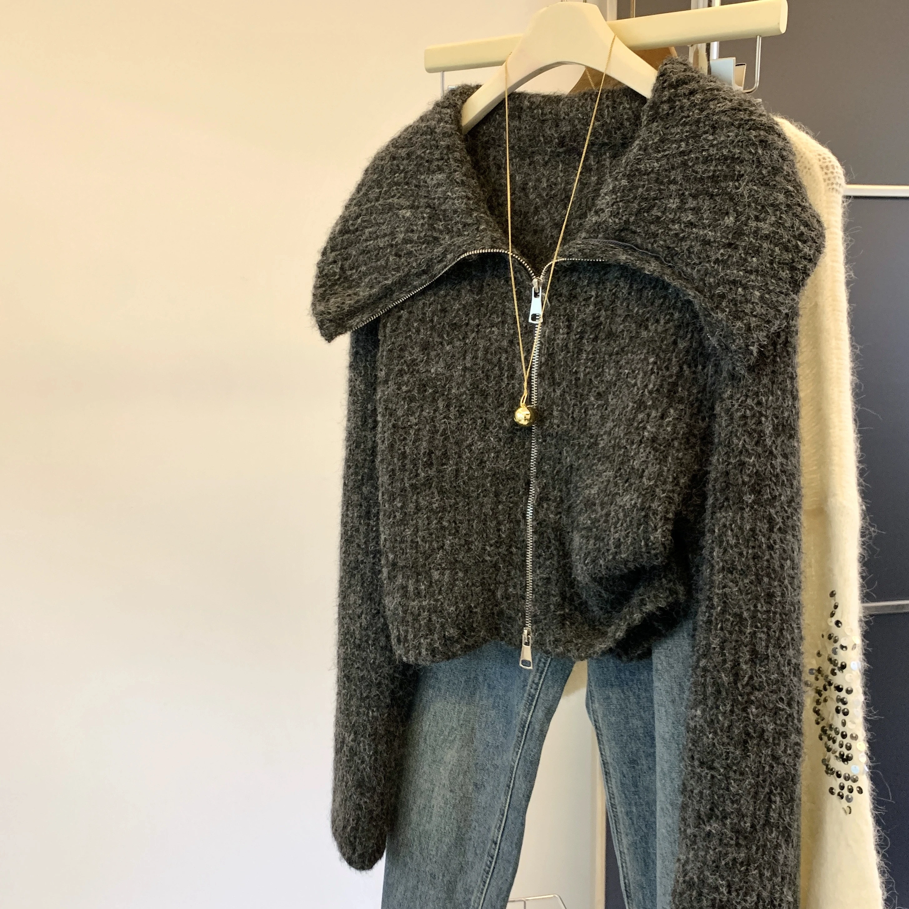 Korean Lapel Zipper Short Sweater Women's Autumn Winter Warm Soft Waxy Loose Lazy Style Chic Knitted Cardigan Jacket Casual Top
Korean Lapel Zipper Short Sweater Women's Autumn Winter Warm Soft Waxy Loose Lazy Style Chic Knitted Cardigan Jacket Casual Top