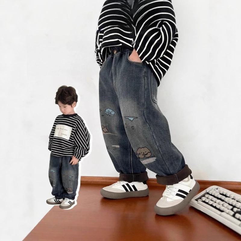 2026 Boys‘ Fleece-Lined Graffiti Jeans, Thickened Winter Pants for Kids Trendy Long Denim Trousers New Arrival
2026 Boys‘ Fleece-Lined Graffiti Jeans, Thickened Winter Pants for Kids Trendy Long Denim Trousers New Arrival