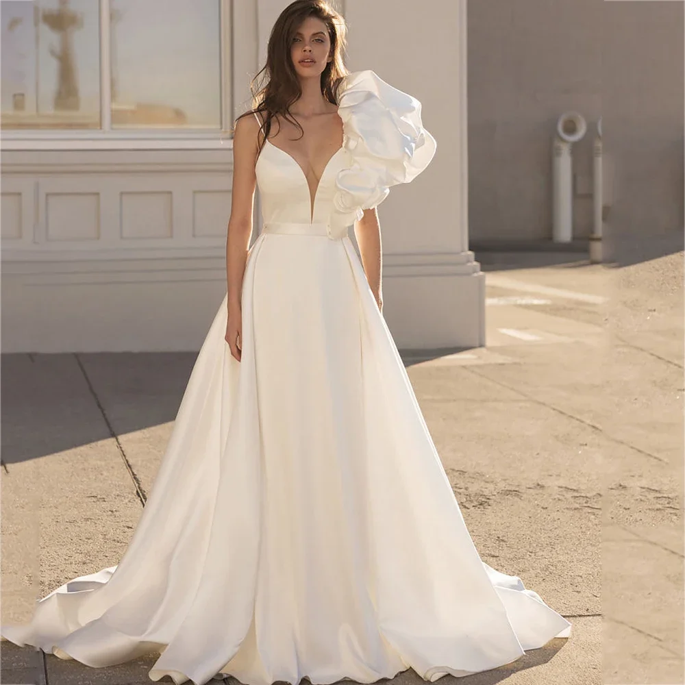 Customized Classic Wedding Dresses Spaghetti Straps Smooth A-line Sexy Deep V-neck Open Back Sleeveless Fashion New Bridal Gown
Customized Classic Wedding Dresses Spaghetti Straps Smooth A-line Sexy Deep V-neck Open Back Sleeveless Fashion New Bridal Gown