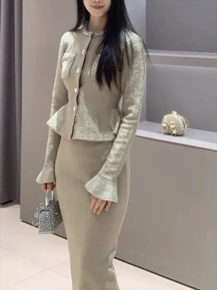 Женское вязаное платье-миди с эффектом двухслойности, облегающее, с круглым вырезом, на пуговицах с бриллиантовой отделкой, с высокой талией и оборками
Женское вязаное платье-миди с эффектом двухслойности, облегающее, с круглым вырезом, на пуговицах с бриллиантовой отделкой, с высокой талией и оборками