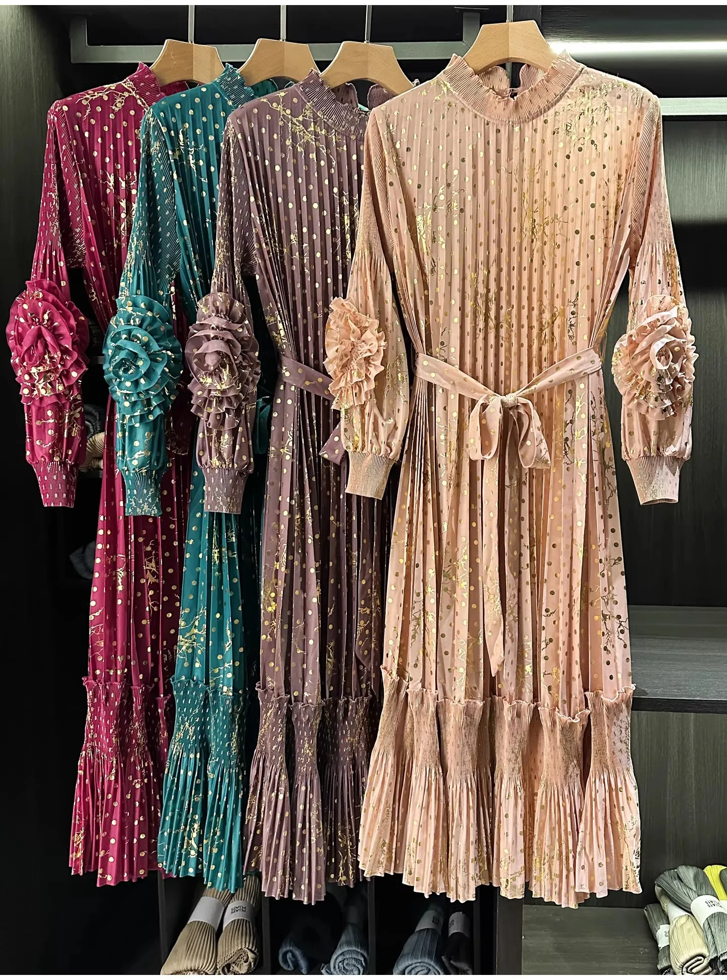 Luxury Shining Gold Stamping Pleated Miyake Dresses Women 3D Flower Splice Lantern Sleeve Sashes Lace Up Loose Party Dress
Luxury Shining Gold Stamping Pleated Miyake Dresses Women 3D Flower Splice Lantern Sleeve Sashes Lace Up Loose Party Dress