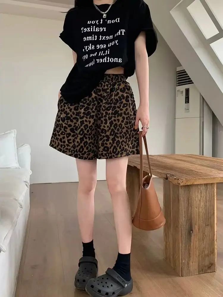 Ретро с высокой талией, американские карманные женские шорты, летние новые модные тонкие женские шорты, повседневные свободные уличные шикарные женские шорты
Ретро с высокой талией, американские карманные женские шорты, летние новые модные тонкие женские шорты, повседневные свободные уличные шикарные женские шорты