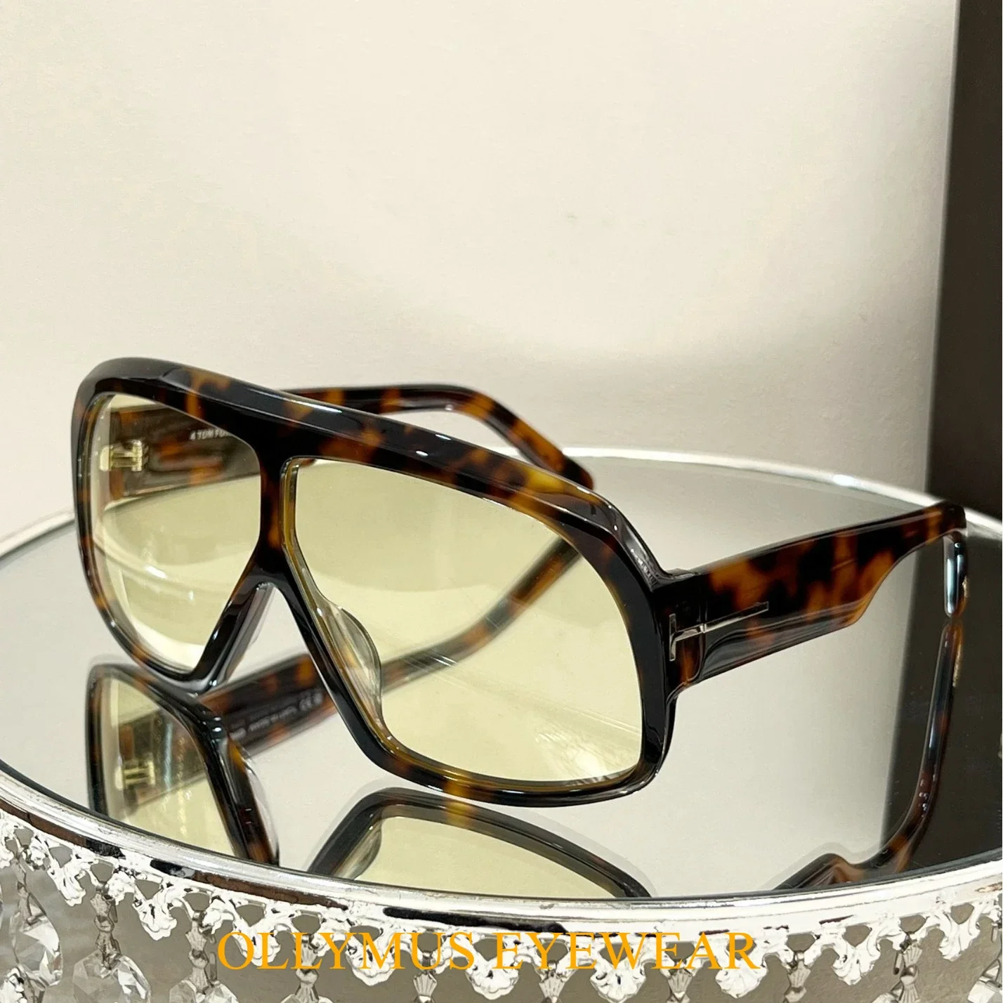 Оригинальные дизайнерские солнцезащитные очки FT0965 с вогнутой оправой, визуально уменьшающие лицо, популярные для уличной съемки, с защитой от ультрафиолета для активного отдыха на природе.
Оригинальные дизайнерские солнцезащитные очки FT0965 с вогнутой оправой, визуально уменьшающие лицо, популярные для уличной съемки, с защитой от ультрафиолета для активного отдыха на природе.