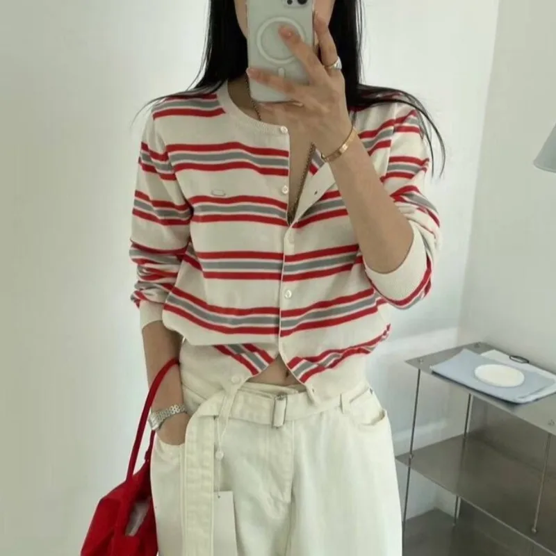 Новые классические полосатые круглые пуговицы мягкие вязаные шикарные несколько стилей милые универсальные свитера для девочек кардиганы для повседневных поездок на работу
Новые классические полосатые круглые пуговицы мягкие вязаные шикарные несколько стилей милые универсальные свитера для девочек кардиганы для повседневных поездок на работу