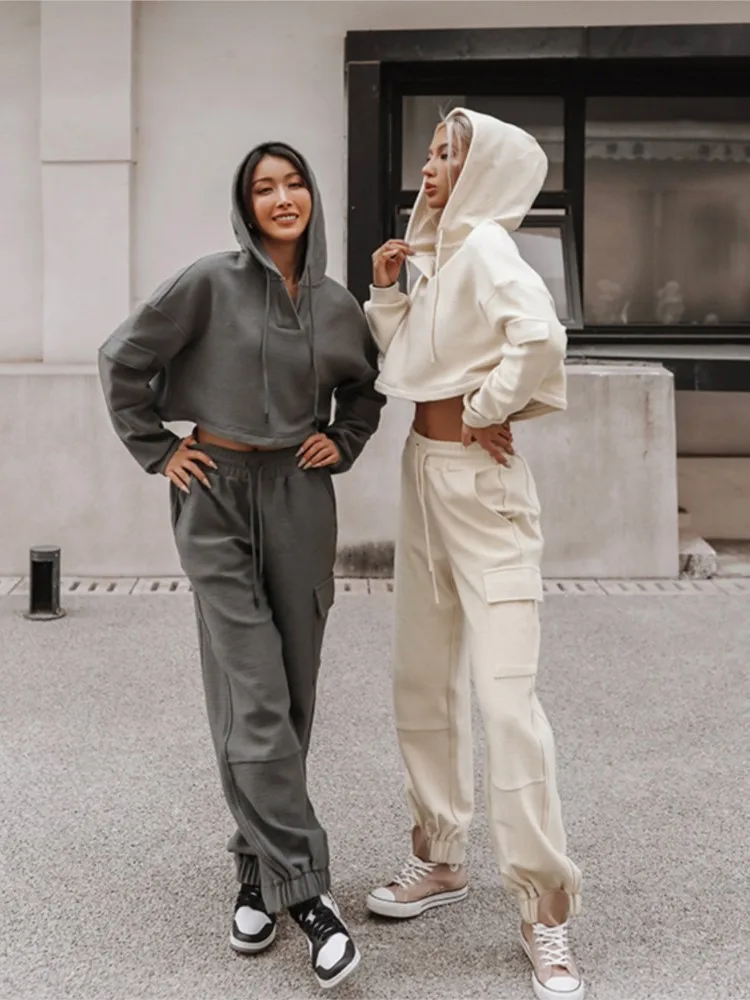 2025 New Long Sleeve Pocket Hooded Casual Sports Suit Two-piece Set Women's Fashionable Loose Short Top Drawstring Trousers Set
2025 New Long Sleeve Pocket Hooded Casual Sports Suit Two-piece Set Women's Fashionable Loose Short Top Drawstring Trousers Set