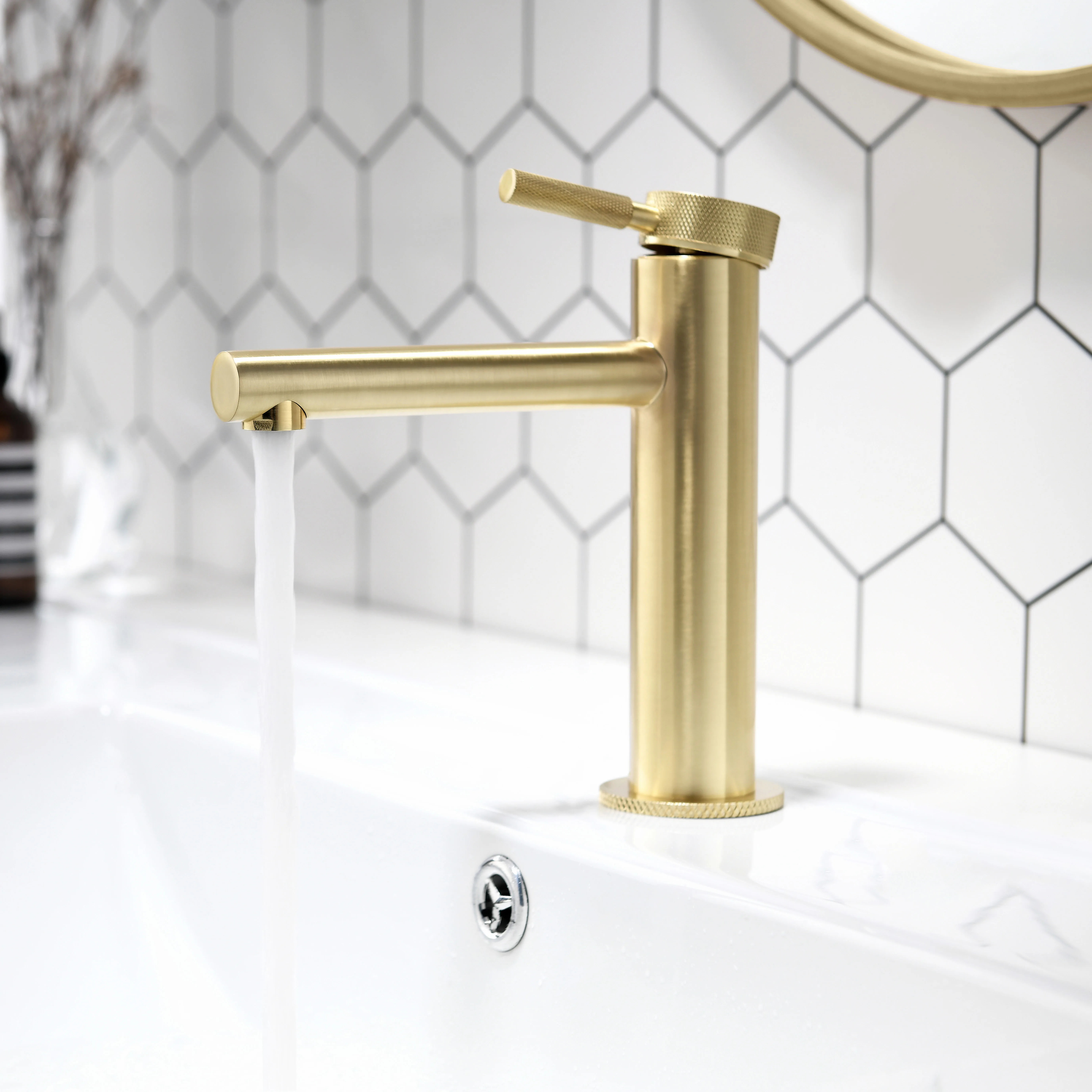 Brass Modern Ware Hot and Cold Brass Bathroom Basin Faucet Deck Mounted knurled Brushed Gold Single Handle Bathroom Sink Faucet
Brass Modern Ware Hot and Cold Brass Bathroom Basin Faucet Deck Mounted knurled Brushed Gold Single Handle Bathroom Sink Faucet