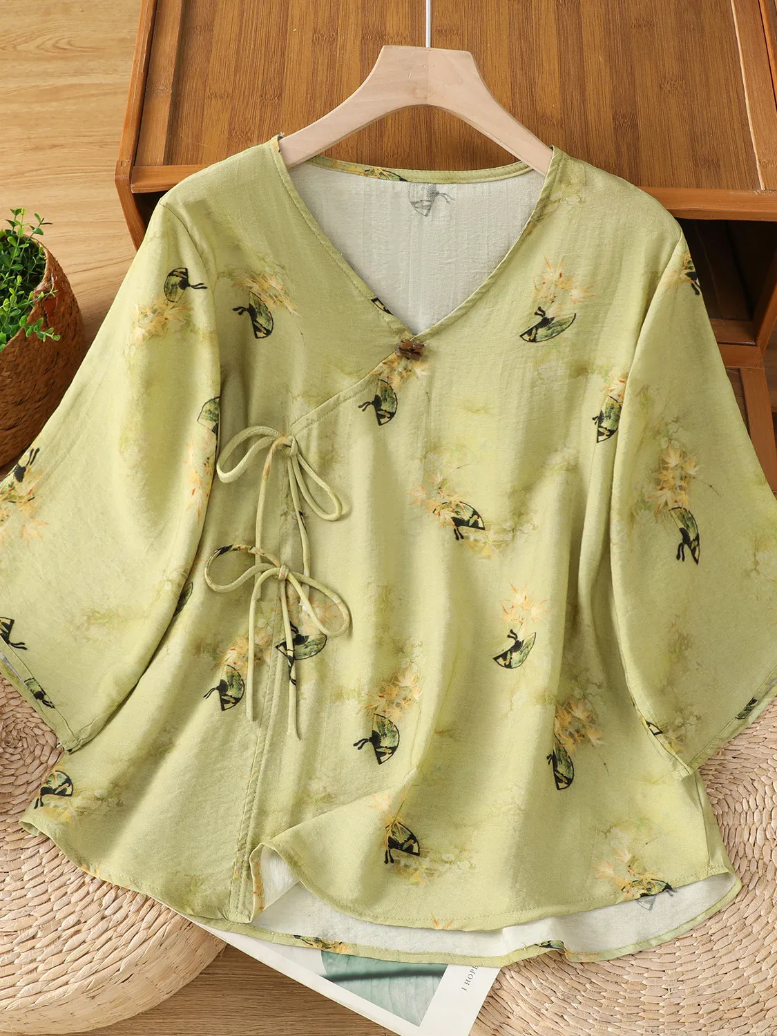 Retro Chinese Sle irt V-Ne Printed Sa Five-Quarter Sve Loose Fit Summer New Arrival Wooden Button Top for Women
Retro Chinese Sle irt V-Ne Printed Sa Five-Quarter Sve Loose Fit Summer New Arrival Wooden Button Top for Women