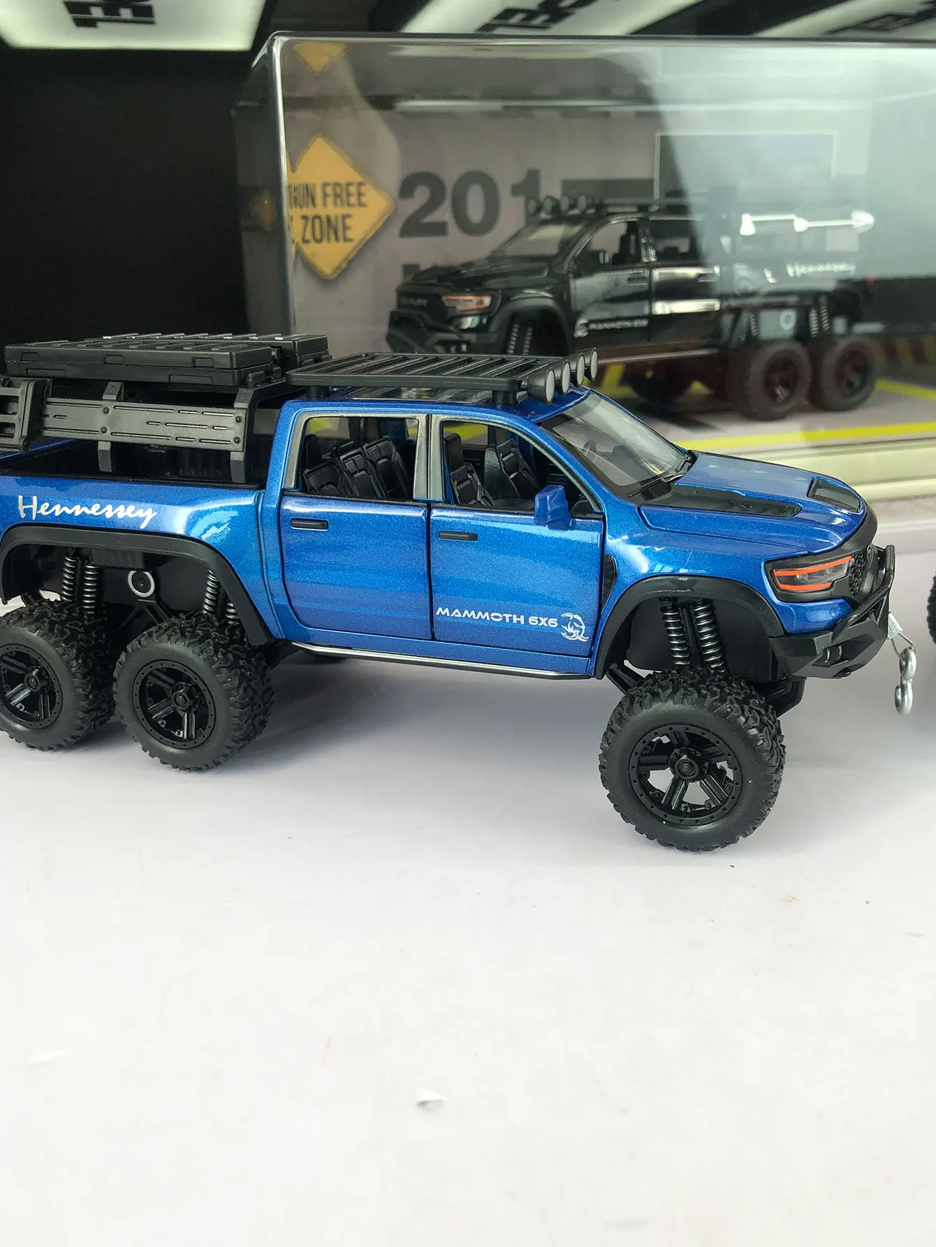 1:32 имитация пикапа из цинкового сплава 6X6, статическое украшение, металлический коллекционный подарочный автомобиль
1:32 имитация пикапа из цинкового сплава 6X6, статическое украшение, металлический коллекционный подарочный автомобиль