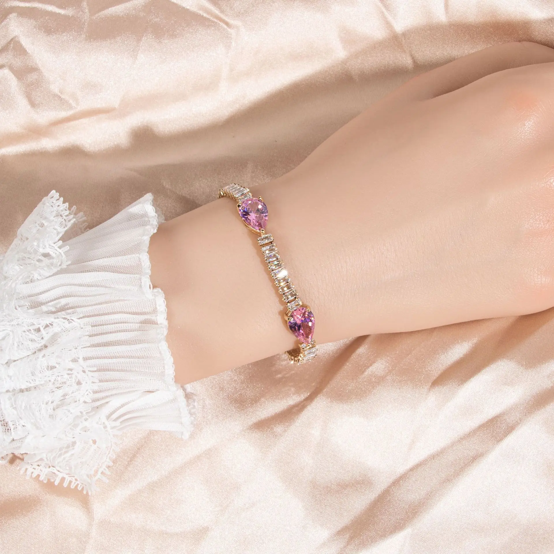 HIBRIDE Classic Hot Red Bracelet Women's Daily Wear Accessories For Party Dating Banquet Prom Holiday Gift Saudi Wedding B08 
HIBRIDE Classic Hot Red Bracelet Women's Daily Wear Accessories For Party Dating Banquet Prom Holiday Gift Saudi Wedding B08