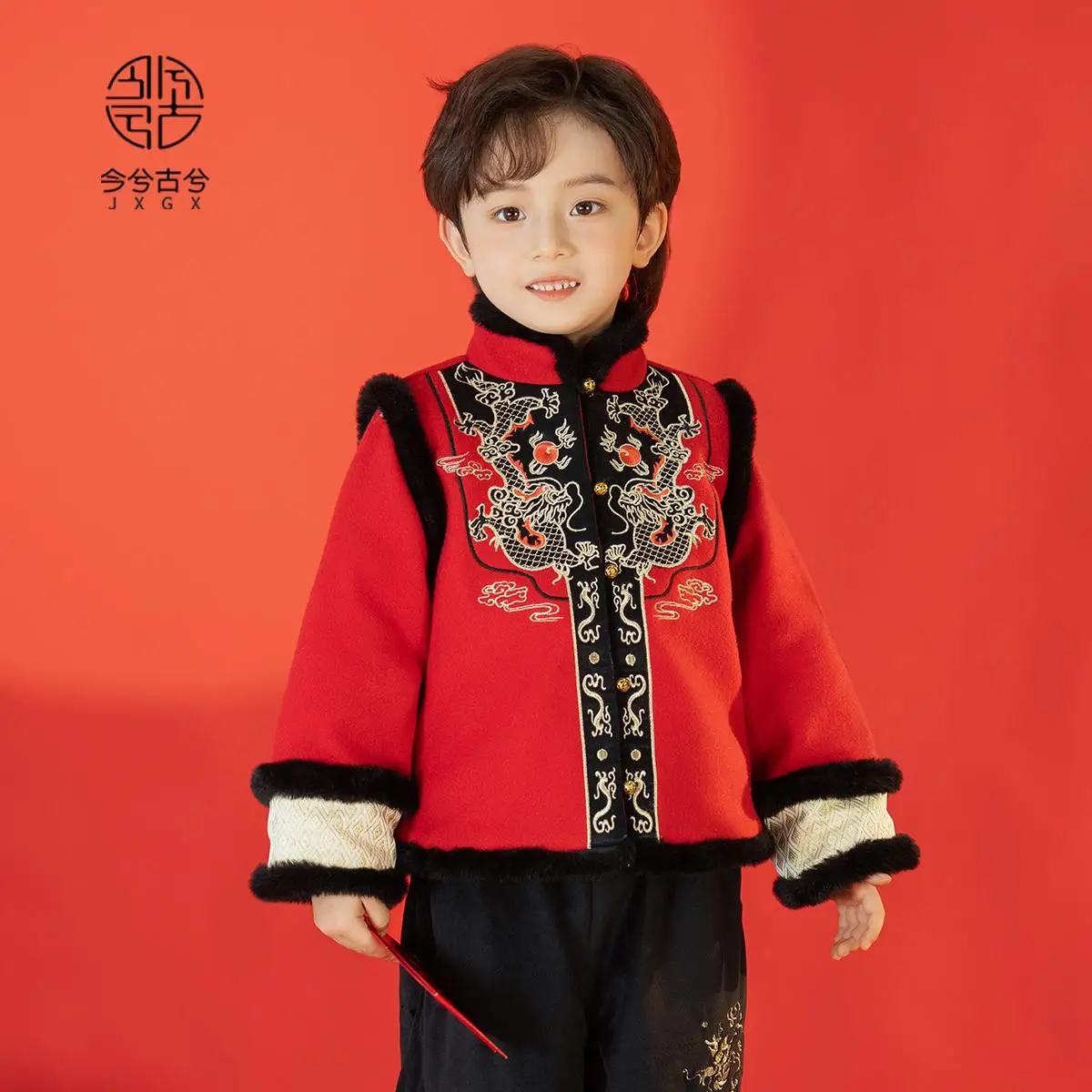 Зимняя китайская одежда Hanfu для мальчиков, новая детская антикварная одежда Тан, утолщенный комплект, китайская новогодняя одежда
Зимняя китайская одежда Hanfu для мальчиков, новая детская антикварная одежда Тан, утолщенный комплект, китайская новогодняя одежда