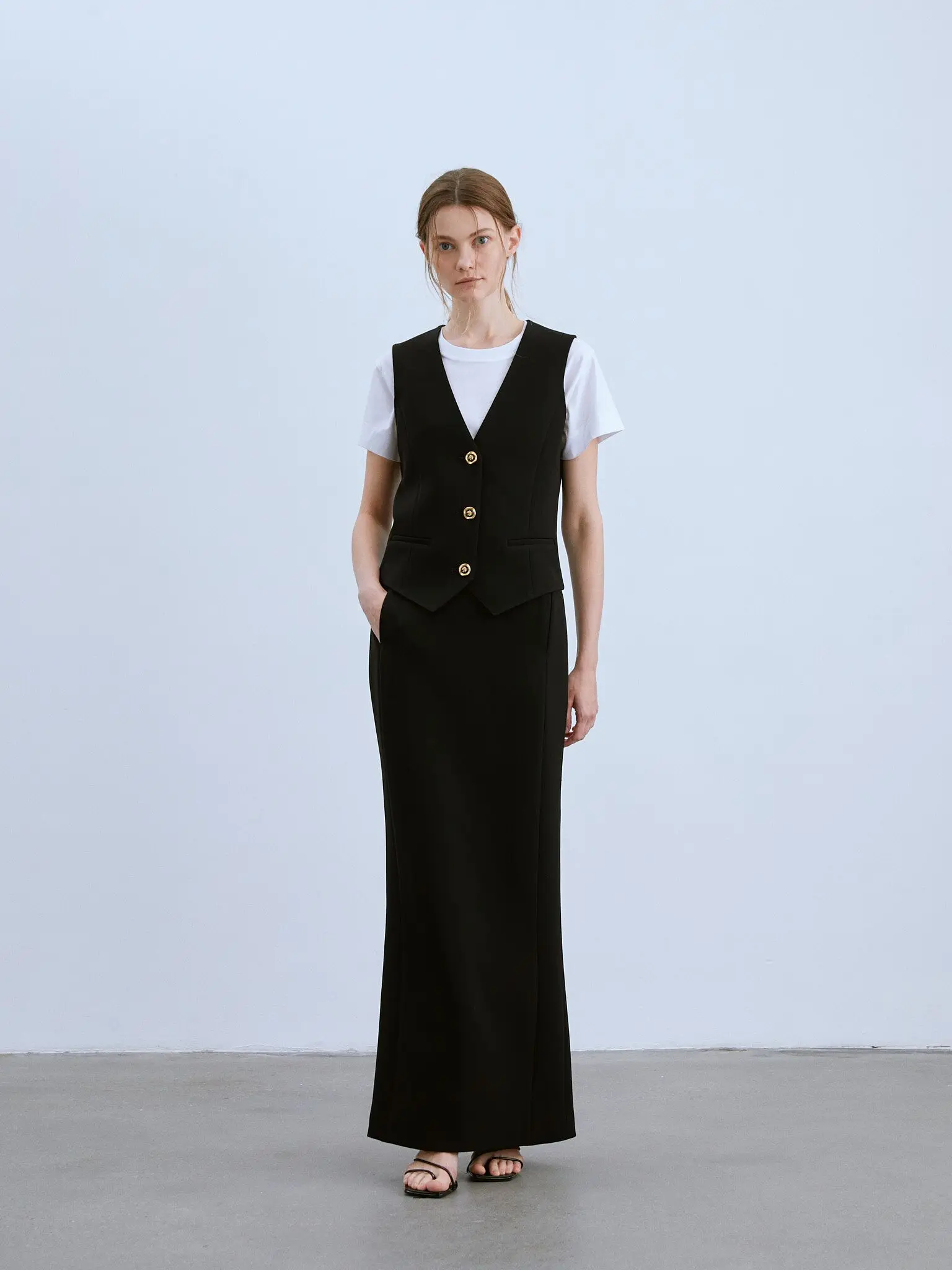 Изящный комплект из жилета с V-образным вырезом и длинной юбки-фасони для женщин, модный летне-весенний костюм из полиэстера
Изящный комплект из жилета с V-образным вырезом и длинной юбки-фасони для женщин, модный летне-весенний костюм из полиэстера